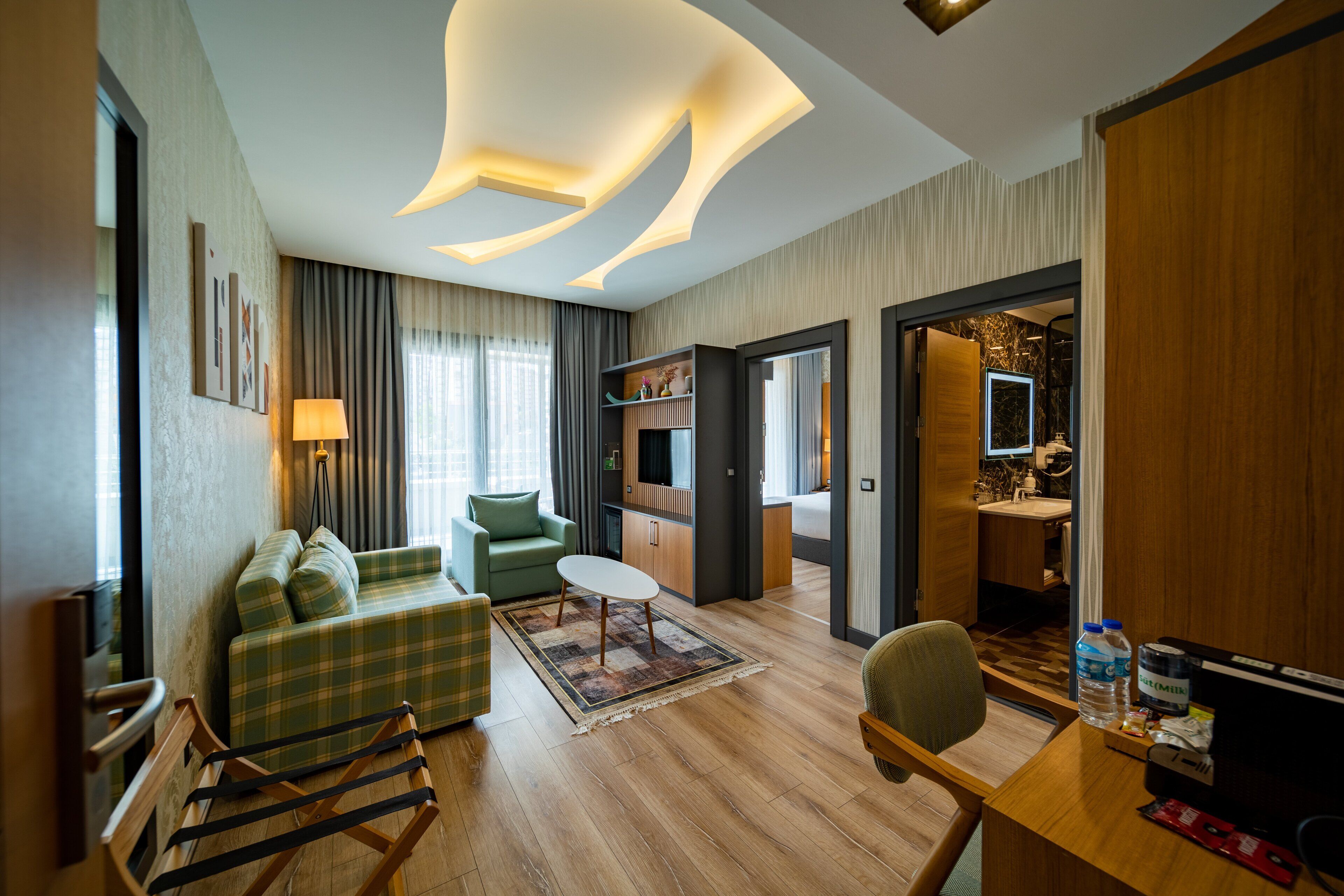 Suite, 1 King Bed, Smoking, Jetted Tub | 1 bedroom, minibar, desk, laptop workspace