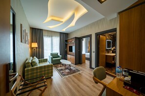 Suite, 1 King Bed, Smoking, Jetted Tub | 1 bedroom, minibar, desk, laptop workspace - Holiday Inn Trabzon East by IHG (Yomra)