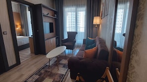 Suite, 1 Queen Bed (Top Floor)