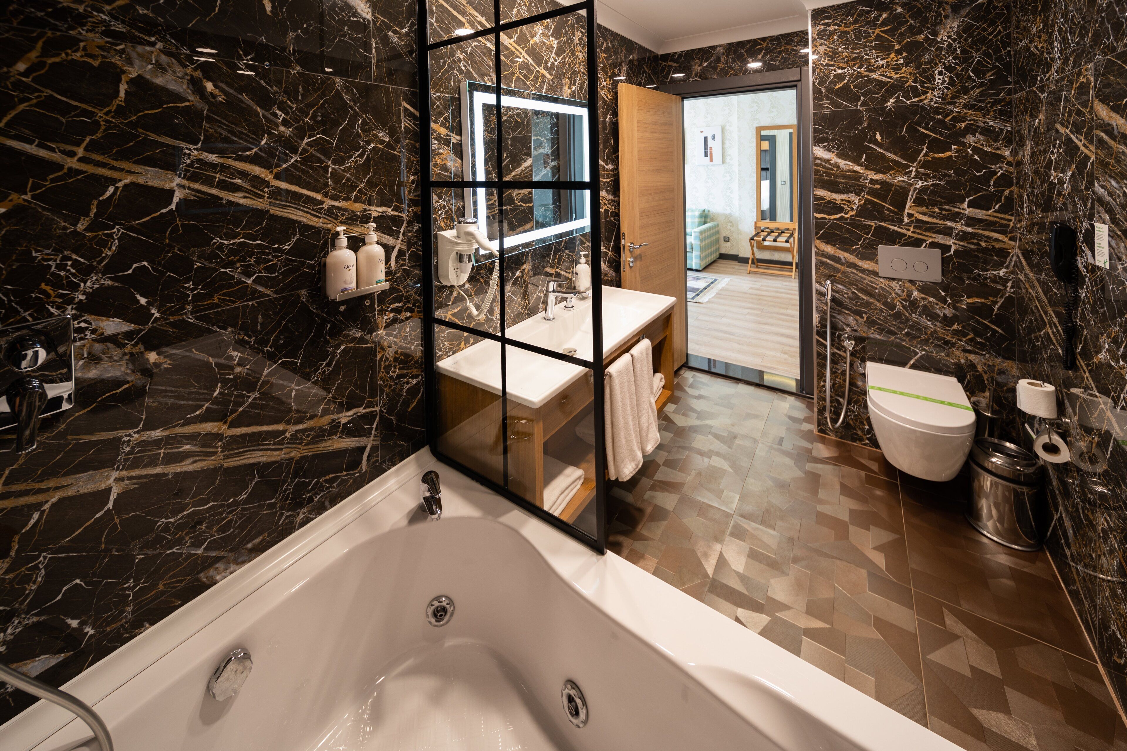 Phòng Suite, 1 giường cỡ king, hút thuốc, bồn tắm thủy lực | 1 phòng ngủ, minibar, bàn, khu vực làm việc phù hợp cho laptop 