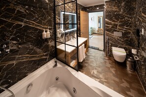 Suite, 1 cama King size, para fumadores, hidromasaje | 1 habitación, minibar, escritorio y espacio para trabajar con laptop 