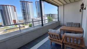 Suite, 1 Tempat Tidur Queen, Boleh Merokok (Top Floor) | 1 kamar tidur, minibar, meja kerja, dan ruang kerja ramah laptop
