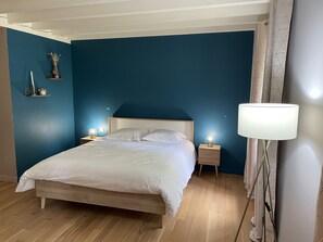 2 chambres, fer et planche à repasser, lit de bébé portatif