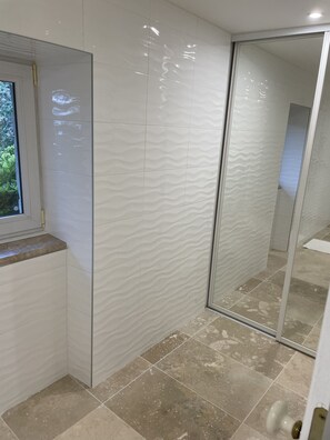 Douche, sèche-cheveux, serviettes fournies