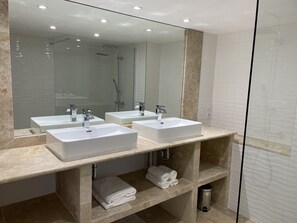 Douche, séchoir à cheveux, serviettes fournies