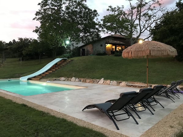 Una piscina al aire libre