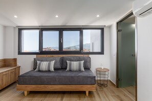 Apartment, Meerblick | Wohnzimmer | 35-Zoll-Flachbildfernseher mit Digitalempfang, Fernseher