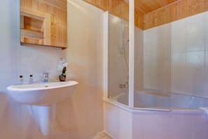 Combined shower/bathtub - Alptitude Chalet Largo - spacious detached chalet (Morzine)