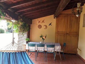 Outdoor dining - Poderino La Noce - Room with Private Bathroom and Patio, Wi-Fi, View and Garden (Toscana)