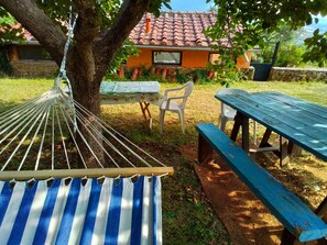 Outdoor dining - Poderino La Noce - Room with Private Bathroom and Patio, Wi-Fi, View and Garden (Toscana)