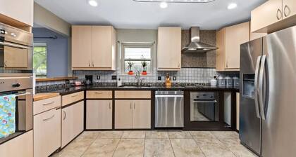 Paradise in Plano-4 bedroom home with pool, spa and jacuzzi suite.