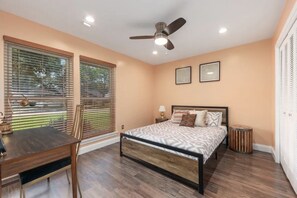 4 bedrooms, desk, free WiFi, bed sheets