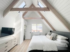 3 bedrooms, travel cot, free WiFi, bed sheets