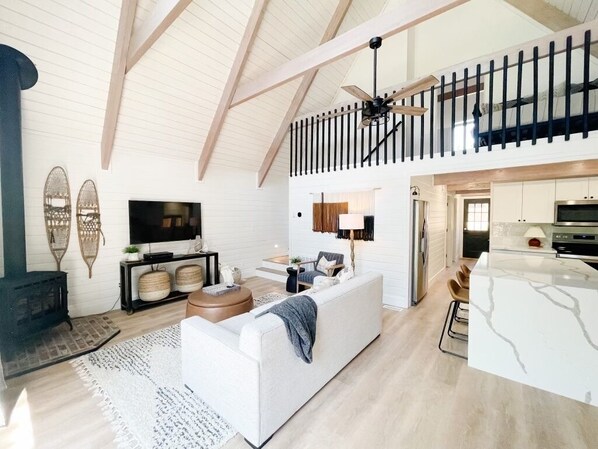 Smart TV, fireplace