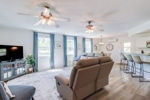 Smart TV, foosball, books - Secluded Home on Canal 1 Mile to Beach (Pass Christian)