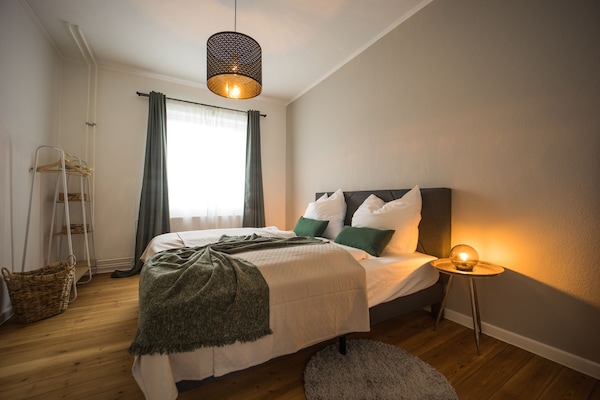 Das schöne Schlafzimmer lädt zu ruhigen und entspannten Stunden ein.