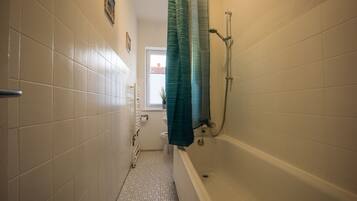 Suihkun ja ammeen yhdistelmä, hiustenkuivaaja, pyyhkeet, saippua