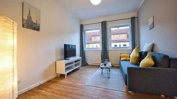 Smart TV, libri, videoteca, studio