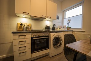 Kylskåp, ugn, spishäll och kaffe- och tebryggare