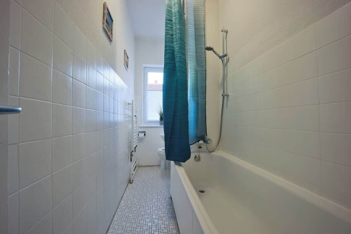 Bañera con ducha, secador de pelo, toallas, jabón
