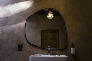 Pengering rambut, tuala disediakan, sabun, syampu 