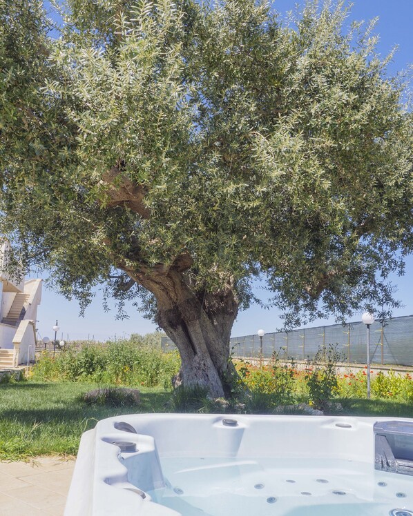 Bañera de hidromasaje al aire libre