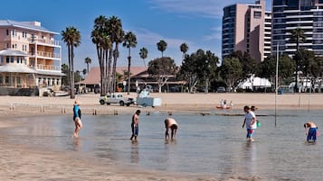 Beach nearby, sun loungers, beach towels