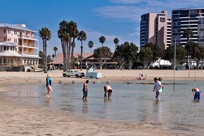 Beach nearby, sun-loungers, beach towels
