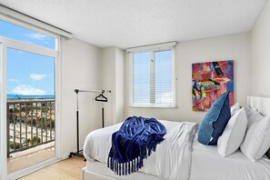 3 slaapkamers, een bureau, een strijkplank/strijkijzer, reisbedje