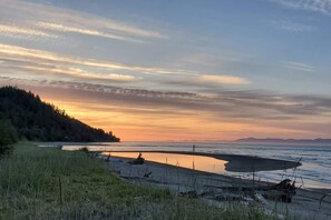 On the beach - Beachfront Cabin – Pet-Friendly Romantic Escape w/ Views & Huge Deck (Sekiu)