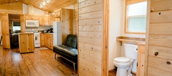Beachfront Cabin – Pet-Friendly Romantic Escape w/ Views & Huge Deck