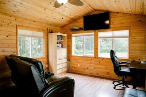 Smart-TV, peis, DVD-spiller og kontorer