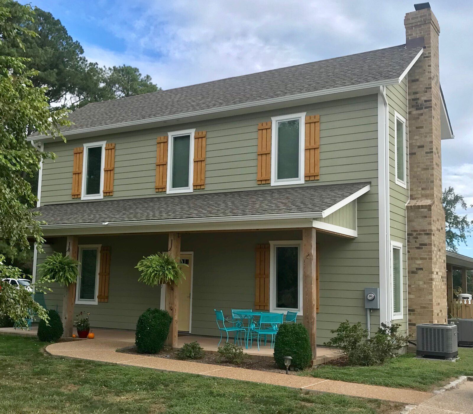 Charming Spacious Cottage, private, water views, close to amenities in White Stone, United States