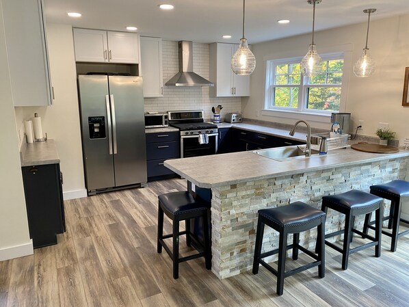 Refrigerador, microondas, horno y parrilla de estufa 