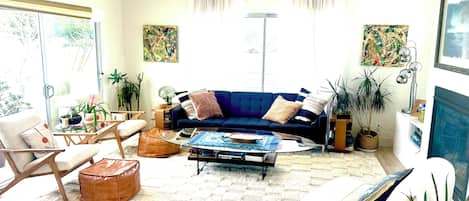 Smart TV, fireplace, ping pong, books