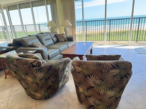 TV connectée, lecteur de DVD, livres