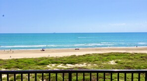 En la playa, camastros y toallas de playa 