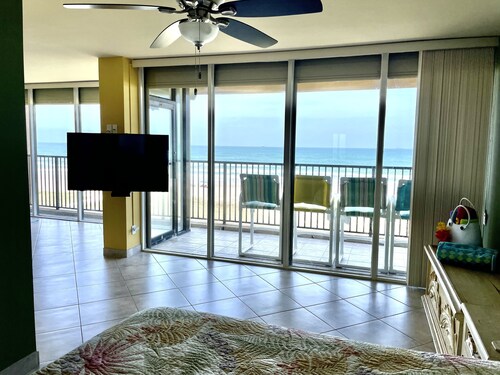 Fabulous 5th floor beachfront; fully appointed; discount for weekdays & 7 nights