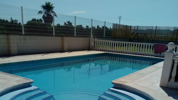 Una piscina con borde y solado alhajados.