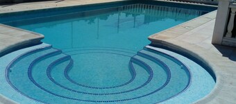 Rural house with swimming pool, garden and barbecue