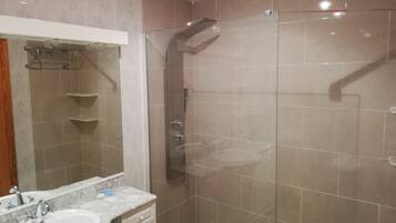 Bathtub, bidet