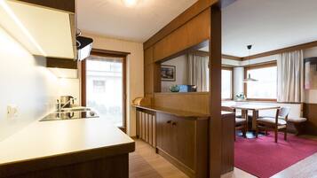 Fridge, oven, dishwasher, coffee/tea maker