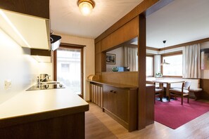 Réfrigérateur, four, lave-vaisselle, cafetière/bouilloire