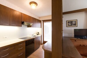 Kühlschrank, Ofen, Geschirrspüler, Wasserkocher mit Kaffee-/Teezubehör