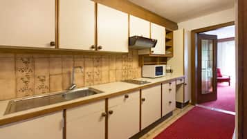 Kühlschrank, Mikrowelle, Wasserkocher mit Kaffee-/Teezubehör