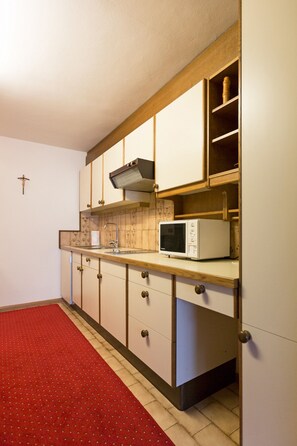Kühlschrank, Mikrowelle, Wasserkocher mit Kaffee-/Teezubehör