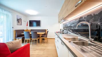 Kühlschrank, Mikrowelle, Wasserkocher mit Kaffee-/Teezubehör