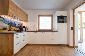 Refrigerador, microondas, cafetera/tetera, utensilios de cocina