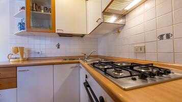 Frigorifero, forno, macchina per tè/caffè, pentole/stoviglie/utensili