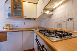 Kühlschrank, Ofen, Wasserkocher mit Kaffee-/Teezubehör